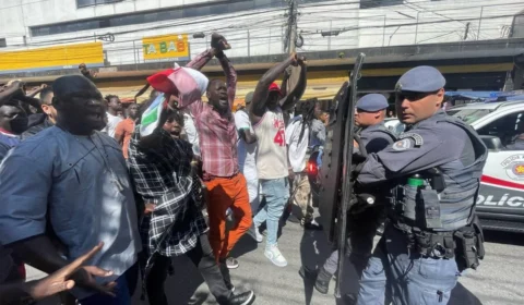Aos gritos de ‘PM assassina’, protesto contra morte de senegalês é alvo de bombas em SP