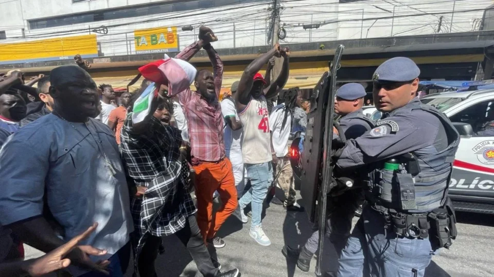 Aos gritos de ‘PM assassina’, protesto contra morte de senegalês é alvo de bombas em SP