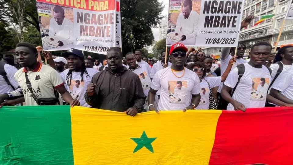 Senegaleses protestam em SP pelo assassinato de ambulante: ‘Não foi uma fatalidade’