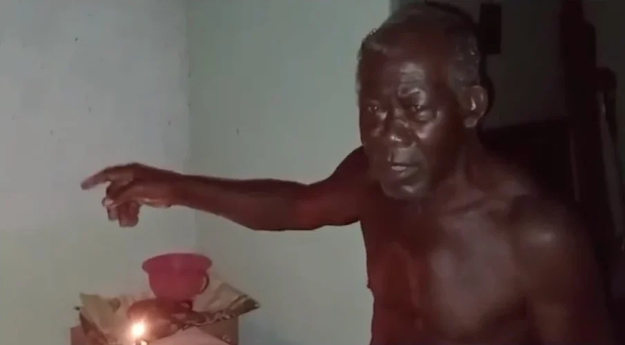 José Aleixo, 74 anos, conta que nunca viu luz elétrica na comunidade quilombola de Volta Miúda, no extremo sul da Bahia. Foto: Jaco Galdino