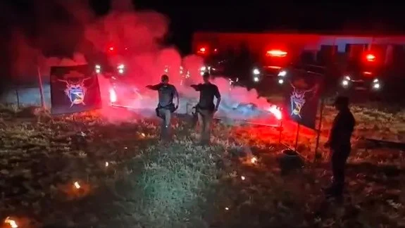gestos nazistas e cruz em chamas