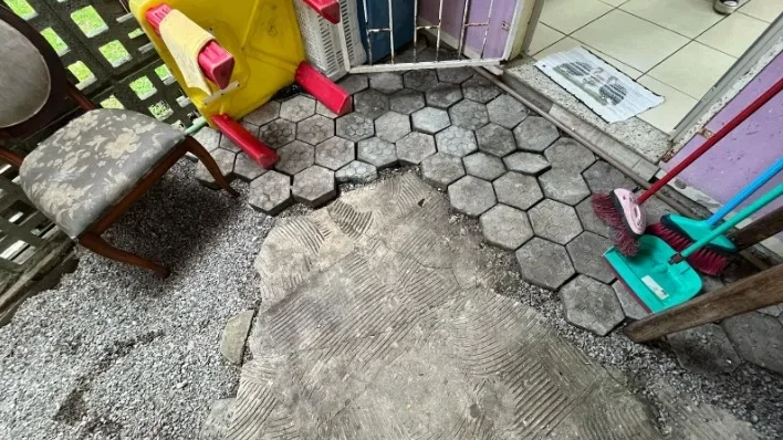 Buraco no piso na área da lavanderia foi preenchido por brita para evitar acidentes - Foto: Leidiane Sampaio