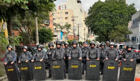 Moradores de Favela do Moinho, em SP, fazem barricada contra ação policial