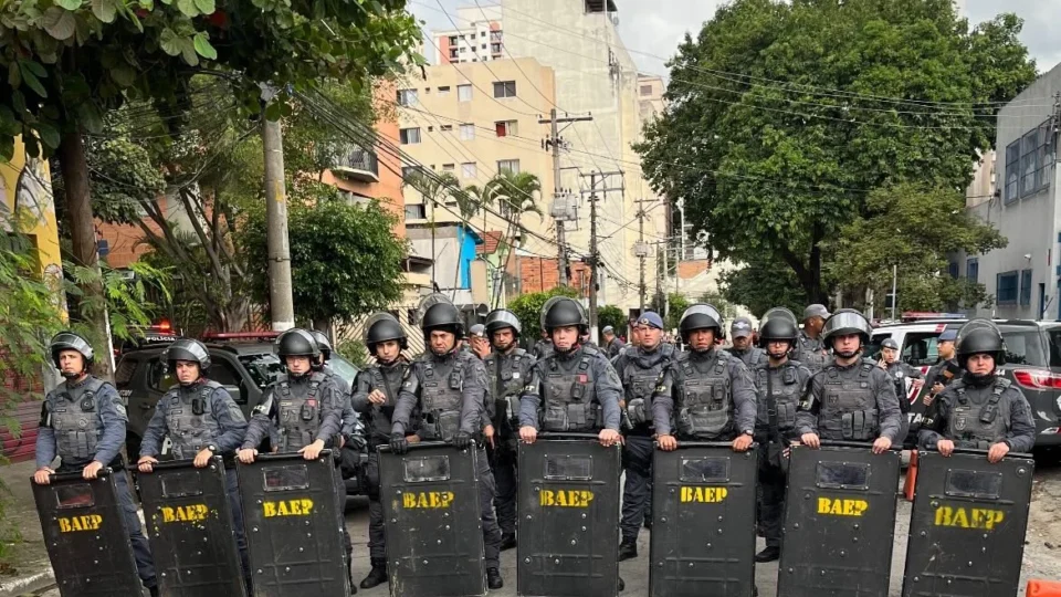 Moradores de Favela do Moinho, em SP, fazem barricada contra ação policial