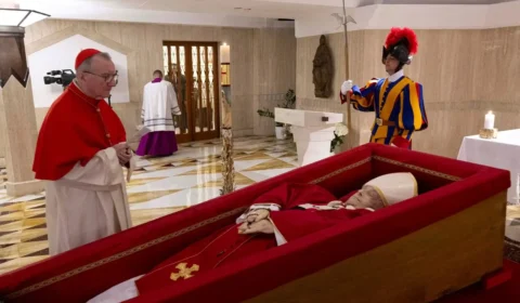 Funeral do papa Francisco começa a partir das 5h do sábado (26)