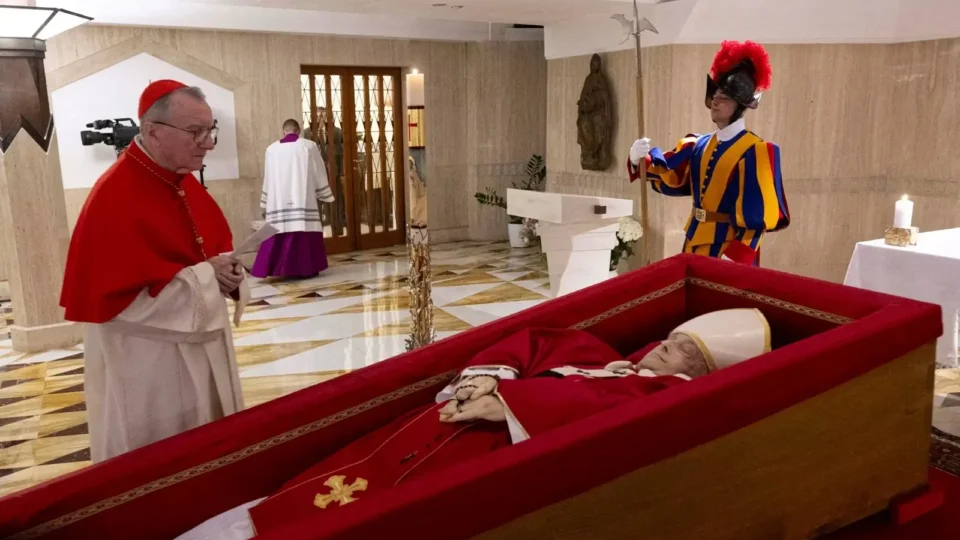Funeral do papa Francisco começa a partir das 5h do sábado (26)
