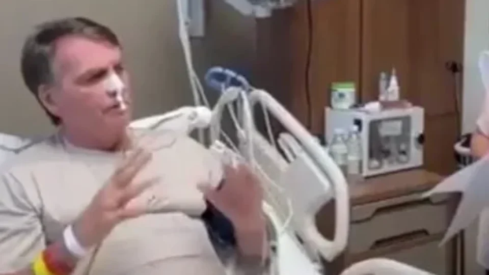 STF intima Bolsonaro em hospital de Brasília após live em UTI