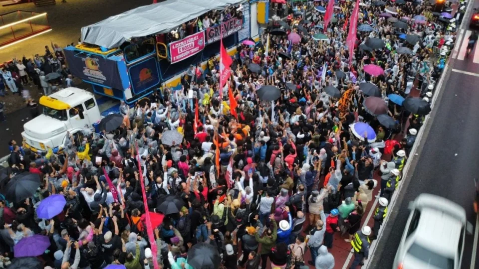 Professores de SP rejeitam reajuste proposto por Tarcísio e marcam nova greve para dia 9