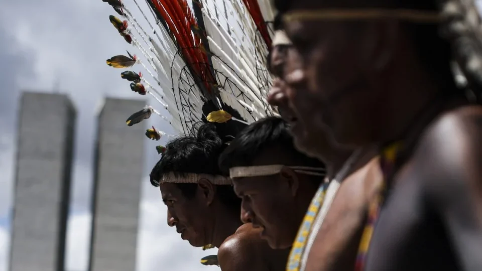 Acampamento indígena em Brasília reúne grupos para pressionar por demarcação