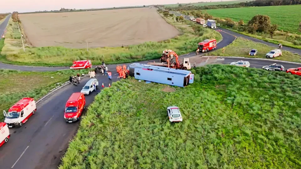 Acidente de ônibus deixa ao menos 10 mortos em Minas Gerais