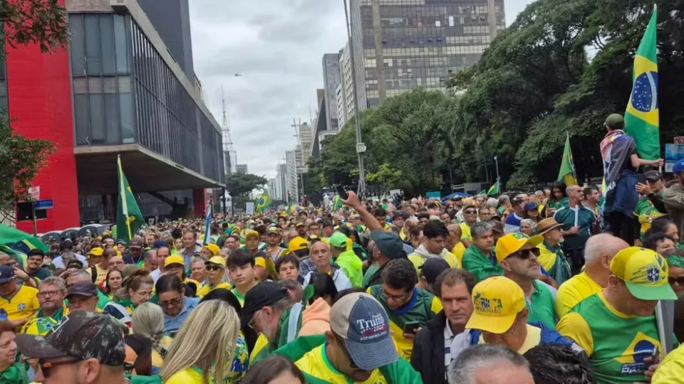 Atirador é fotografado no alto de um prédio na Paulista durante ato bolsonarista