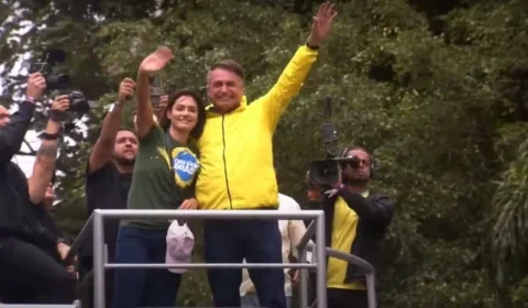Bolsonaro e Eduardo usaram contas das esposas em transações, diz PF