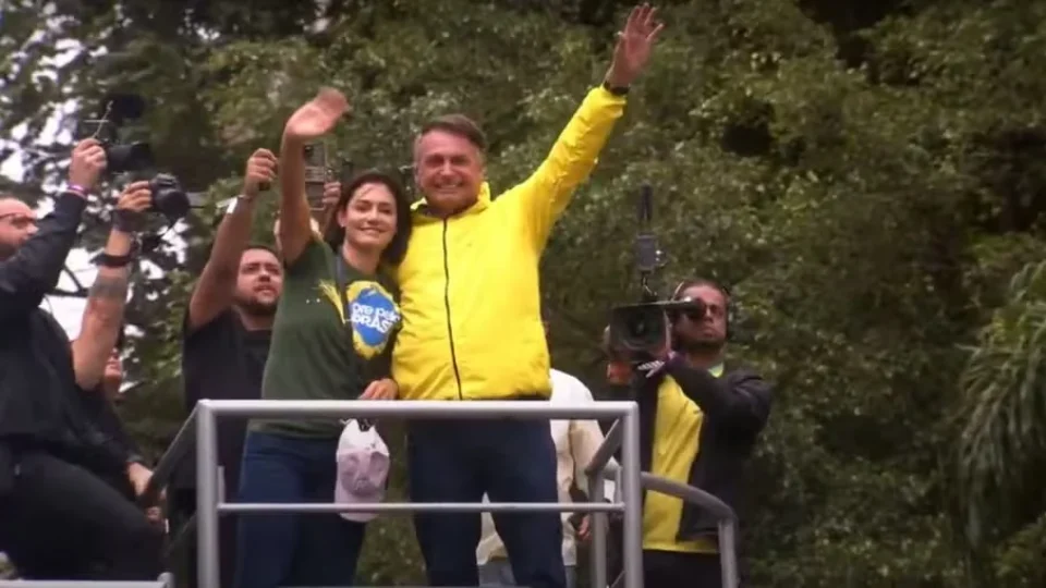 Bolsonaro e Eduardo usaram contas das esposas em transações, diz PF