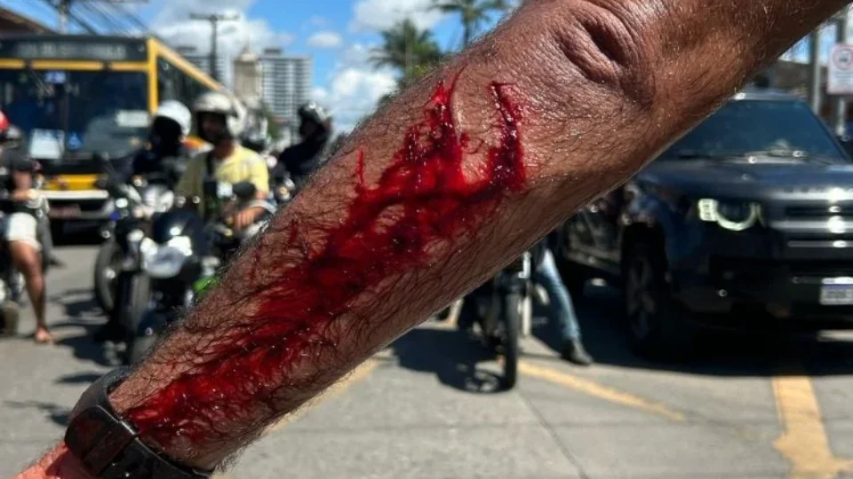 Homem atropela militantes do MST durante marcha pela reforma agrária no Recife