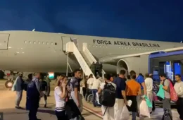 Novo avião com 96 brasileiros deportados dos Estados Unidos chega ao Brasil
