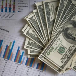 Dólar e Bolsa fecham estáveis, com mercado de olho na decisão da Selic