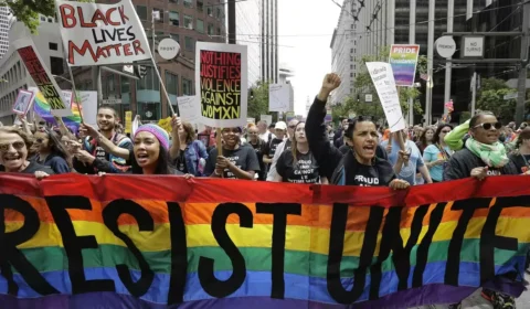 Por que Trump ataca políticas LGBT+ e antirracistas?