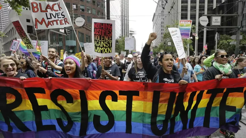 Por que Trump ataca políticas LGBT+ e antirracistas?