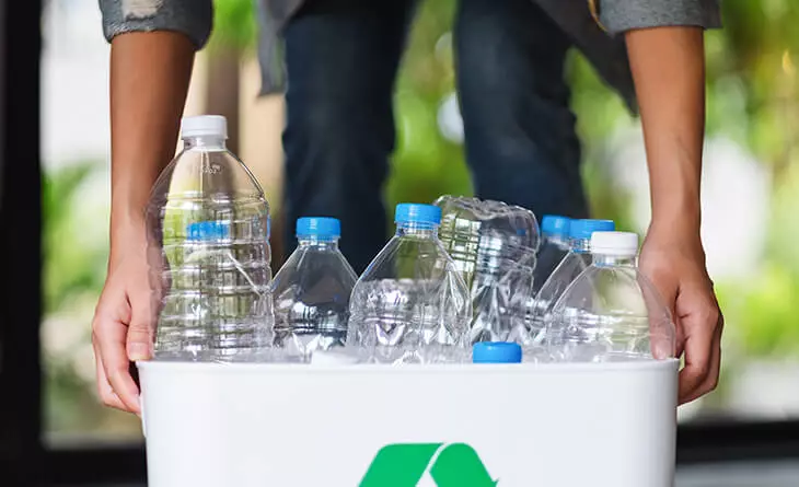 Garrafas PET recicladas podem dar origem a novos materiais, como roupas. Imagem: reprodução