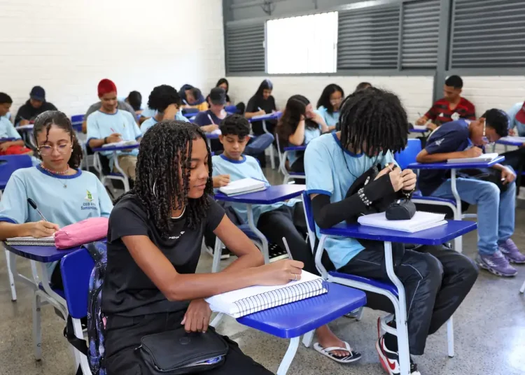 Professores de 16 estados pressionam por mais filosofia e sociologia