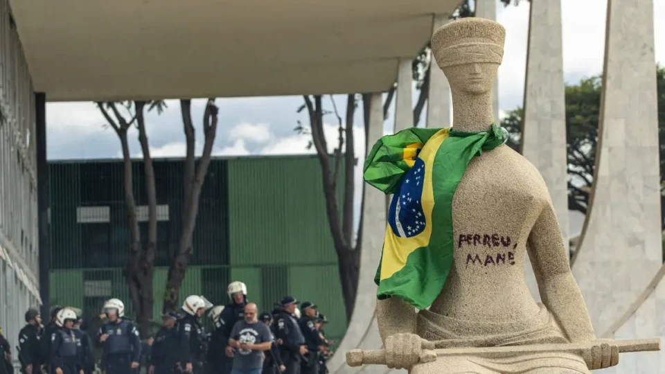 STF condena Débora Rodrigues, que pichou estátua no 8/1, a 14 anos de prisão