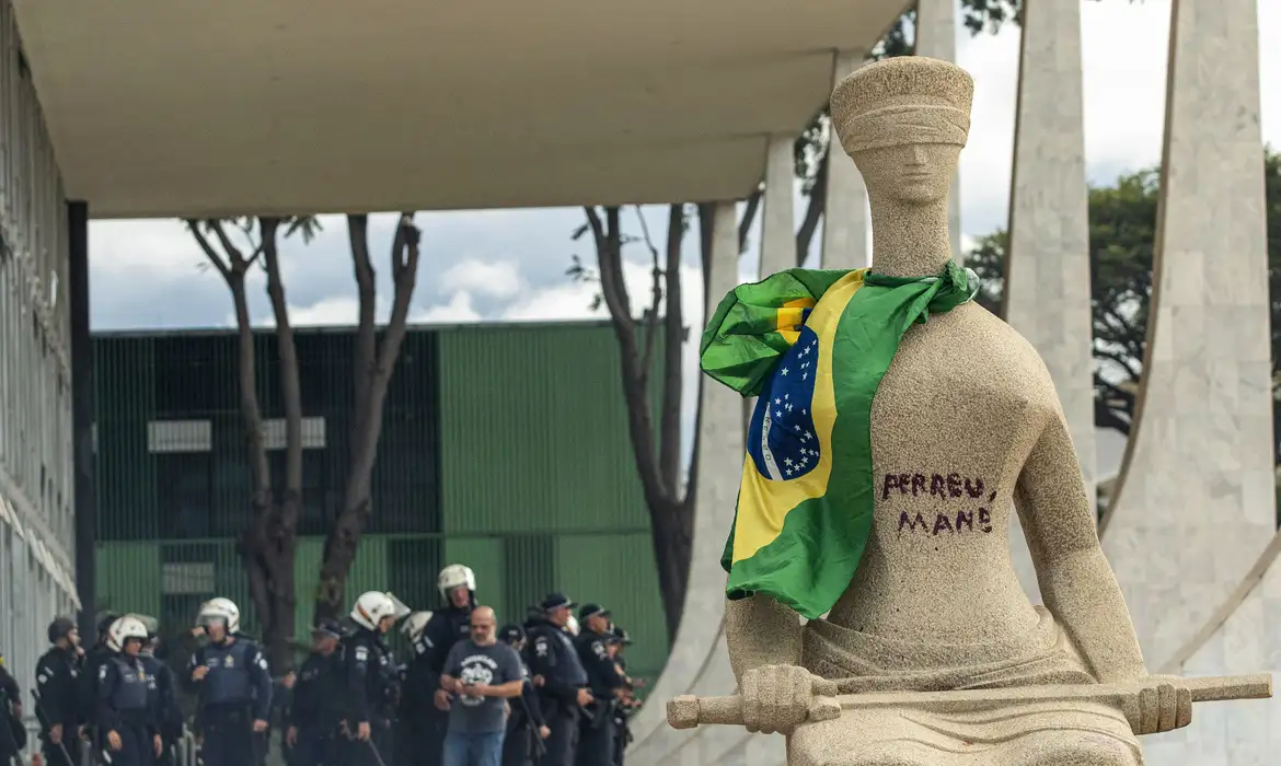 Sóstenes responde ICL Notícias e diz que Podemos recuou de anistia por ‘insegurança no texto’
Deputado afirma que partido pode voltar a apoiar projeto após apresentação de texto mais enxuto e foco exclusivo no 8/1