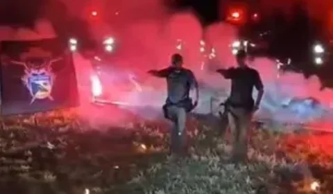 Unidade da PM-SP posta vídeo de policiais com braço em riste e uma cruz em chamas