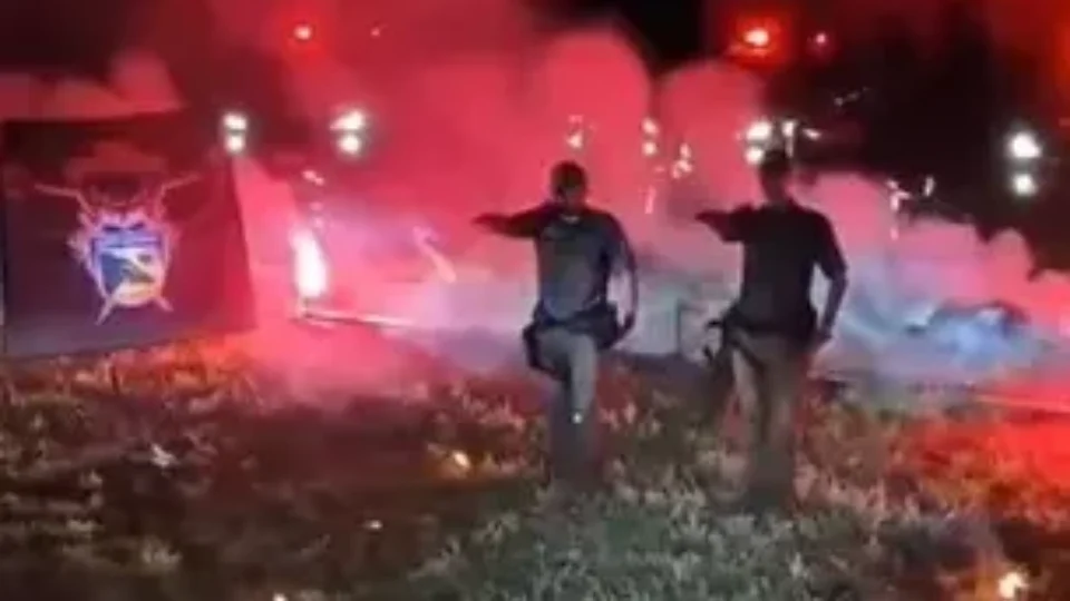 Unidade da PM-SP posta vídeo de policiais com braço em riste e uma cruz em chamas