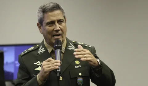 Braga Netto recebe líder do PL na prisão, reza e elogia articulação pela anistia