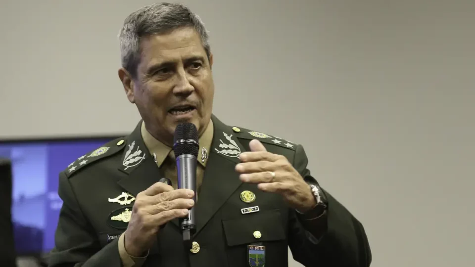 Braga Netto recebe líder do PL na prisão, reza e elogia articulação pela anistia