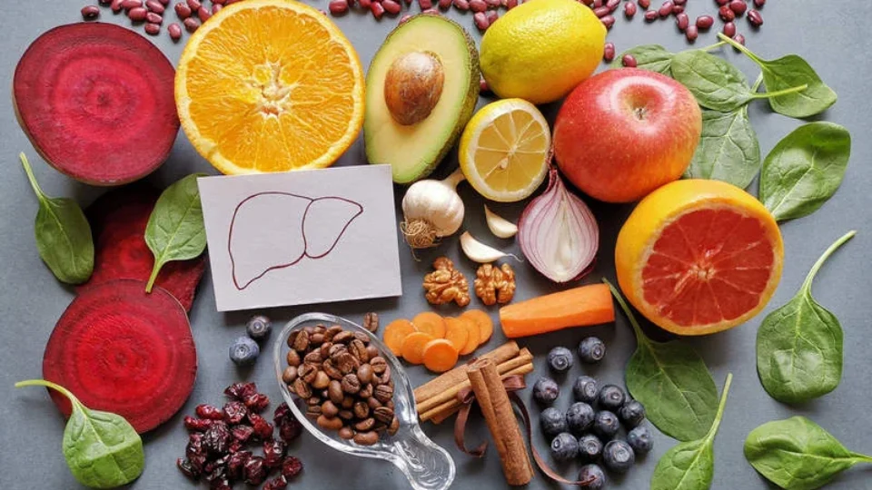 Detox do fígado funciona? Veja o que estudos dizem sobre frutas e alimentação
