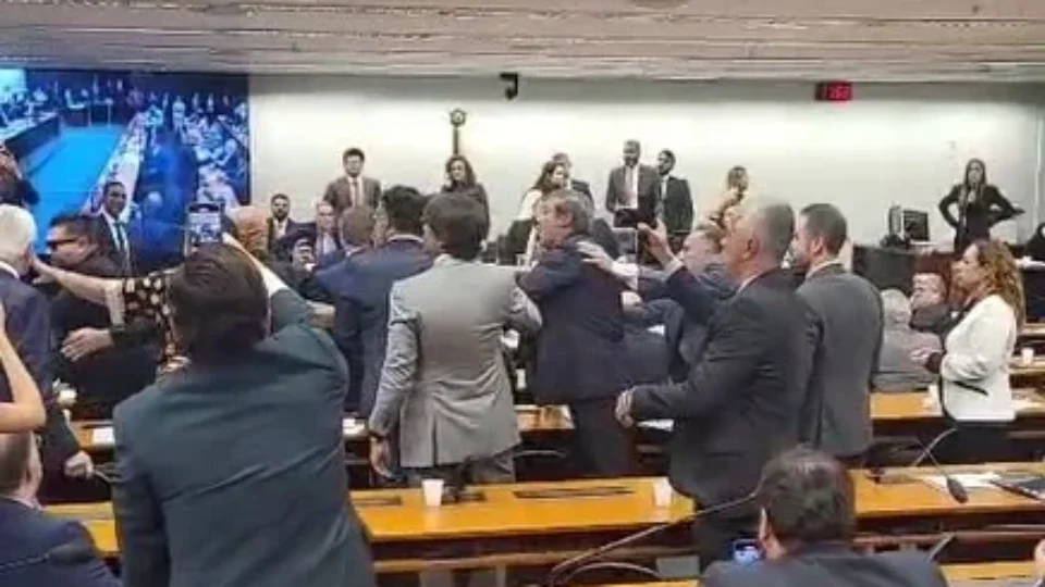 Reunião da Comissão de Segurança tem confusão entre deputados do PT e do PL