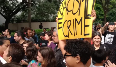 Estudantes e professores de escola particular fazem ato contra racismo em bairro nobre de SP