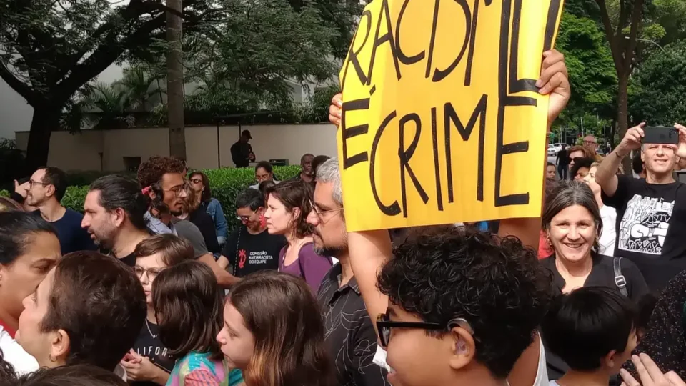 Estudantes e professores de escola particular fazem ato contra racismo em bairro nobre de SP