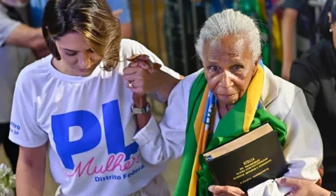 Requerimento de urgência do PL da Anistia usa velhinhas com a Bíblia na mão como reféns