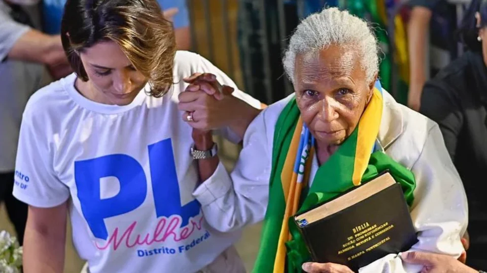 Requerimento de urgência do PL da Anistia usa velhinhas com a Bíblia na mão como reféns