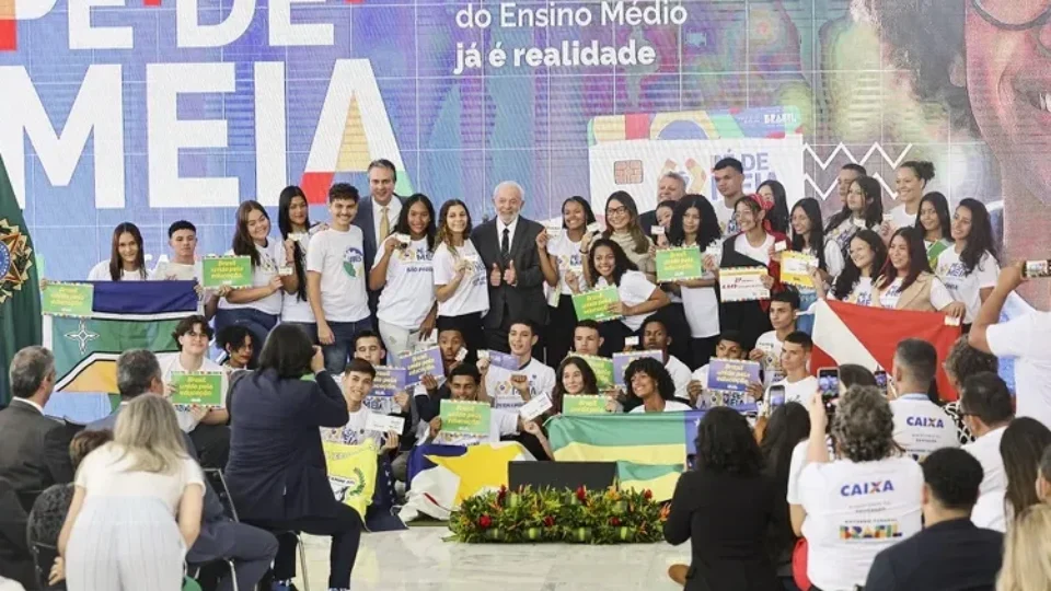 Controle de gastos ameaça projetos e meta de investimentos em educação