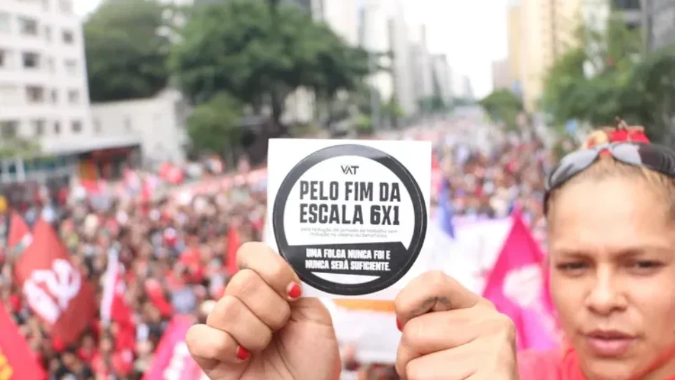 Movimentos populares lançam plebiscito sobre escala 6×1 e reforma tributária