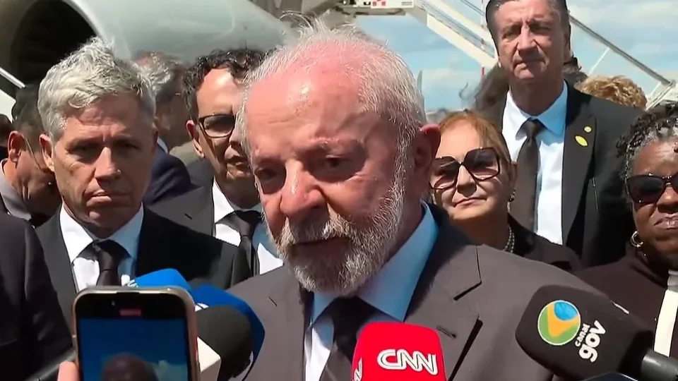 No Vaticano, Lula diz que papa fez história ao combater desigualdades