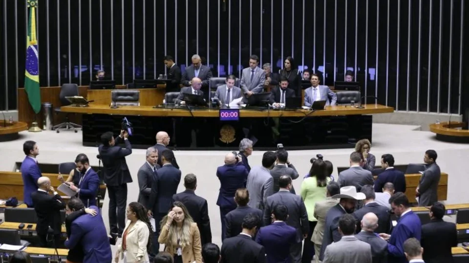 Oposição intensifica obstrução para pressionar Hugo Motta por anistia
