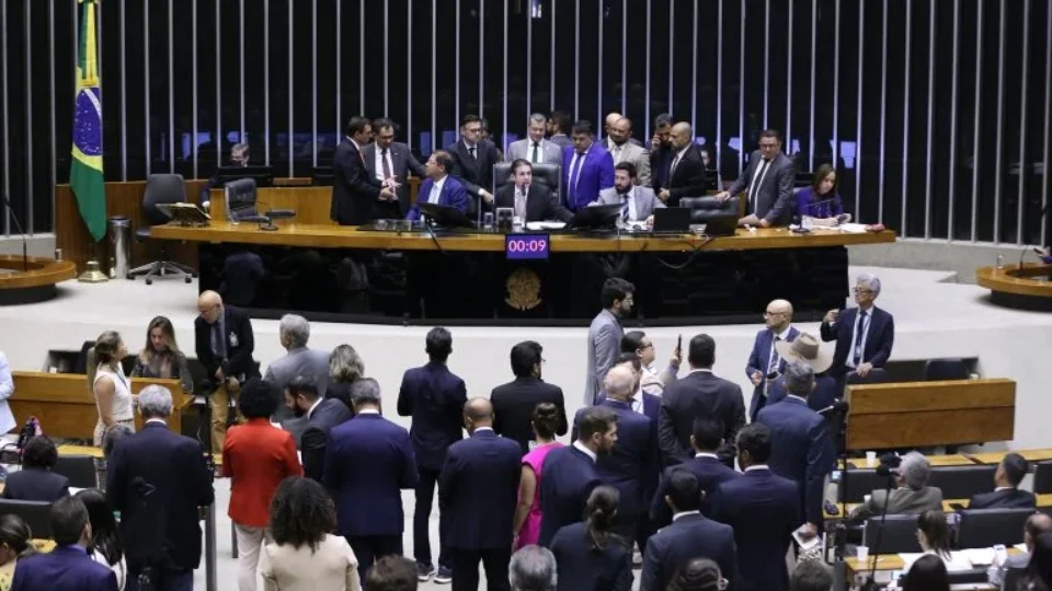 Câmara aprova resposta ao tarifaço de Trump; texto vai à sanção de Lula