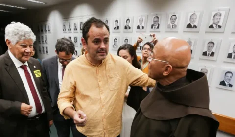 Glauber Braga é orientado a tomar soro fisiológico após 43 horas em greve de fome