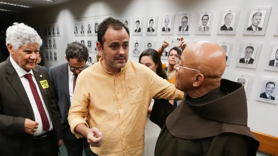 Glauber Braga é orientado a tomar soro fisiológico após 43 horas em greve de fome