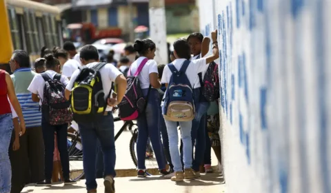 Educação integral e técnica crescem no Ensino Médio, mas EJA despenca no país