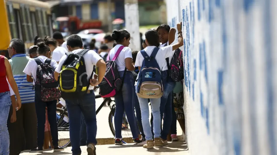 Educação integral e técnica crescem no Ensino Médio, mas EJA despenca no país