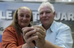 Gaúchos celebram conquista de novas casas um ano após enchentes