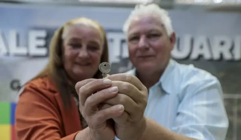 Gaúchos celebram conquista de novas casas um ano após enchentes