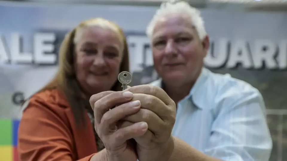 Gaúchos celebram conquista de novas casas um ano após enchentes