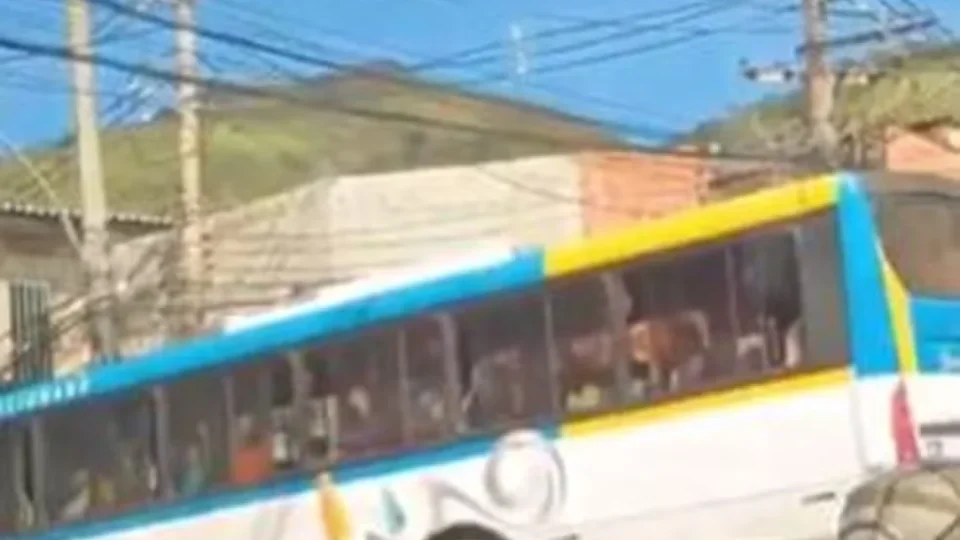 Criminosos roubam 8 ônibus para usar como barricada pelo 2º dia consecutivo no RJ
