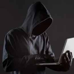 Falsos anúncios sobre Desenrola Brasil enganam usuários nas redes